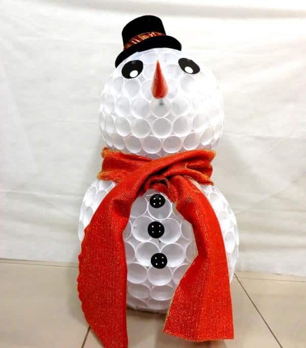 Boneco de neve usando chapéu de feltro