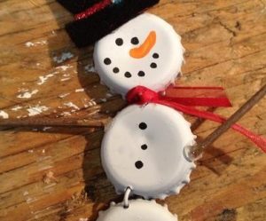 Boneco de neve feito de tampinhas