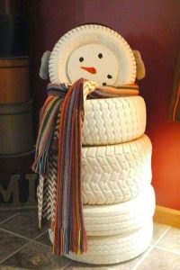 Boneco de neve feito de pneus