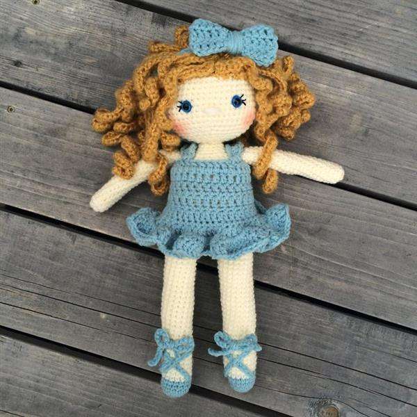 boneca de crochê com vestido azul