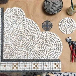 material usado em mosaico simples