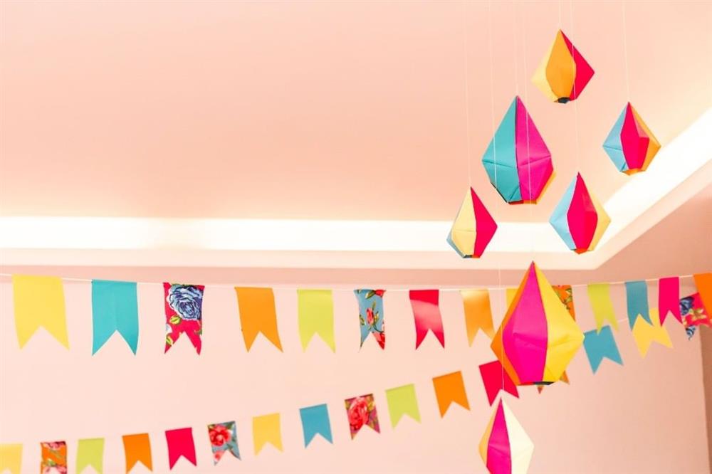 decoração com bandeirinhas e balões