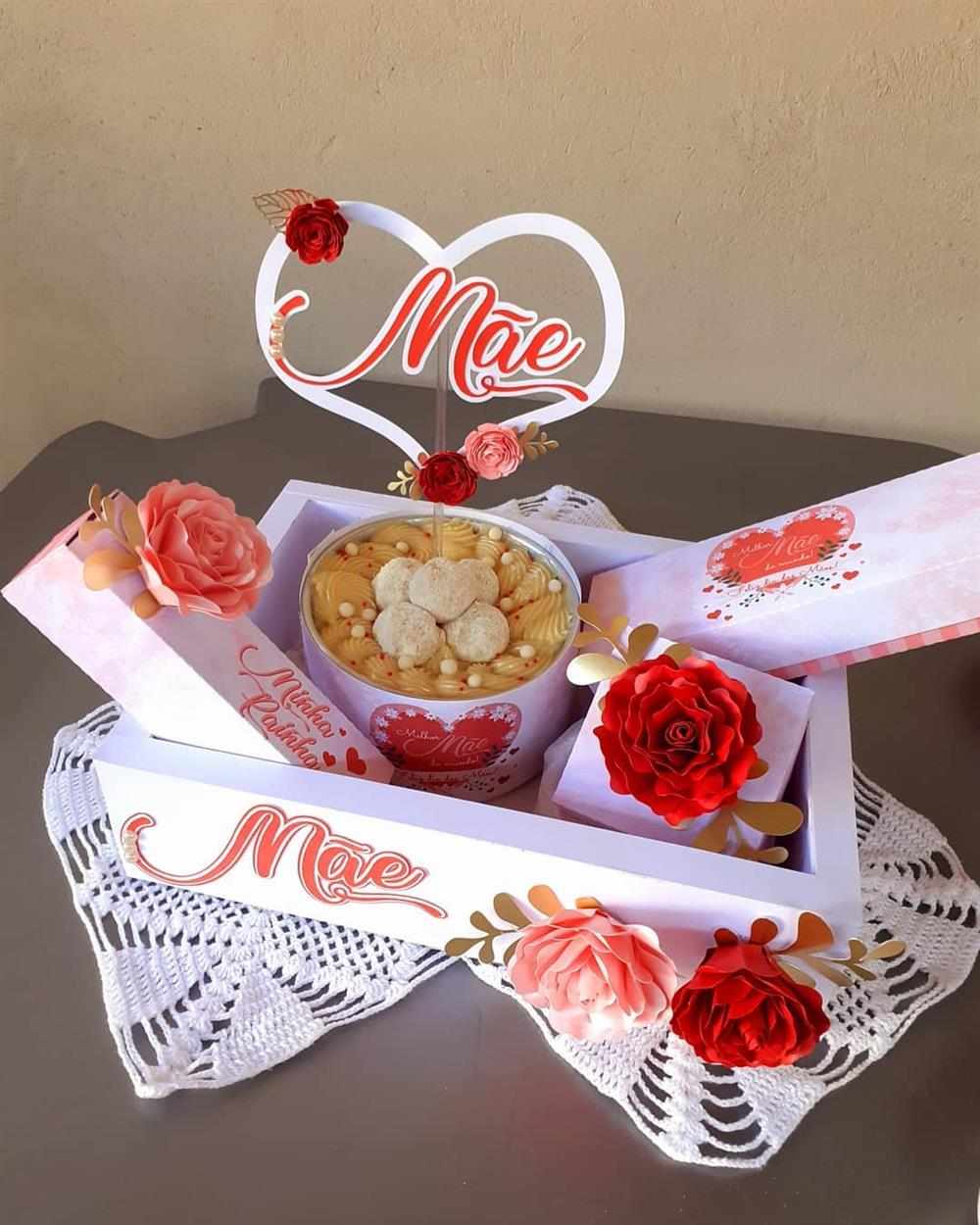 caixa personalizada com flores de papel