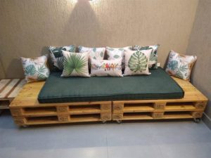 banco de pallet com almofada