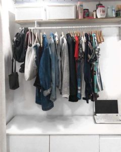 arara de roupas de parede