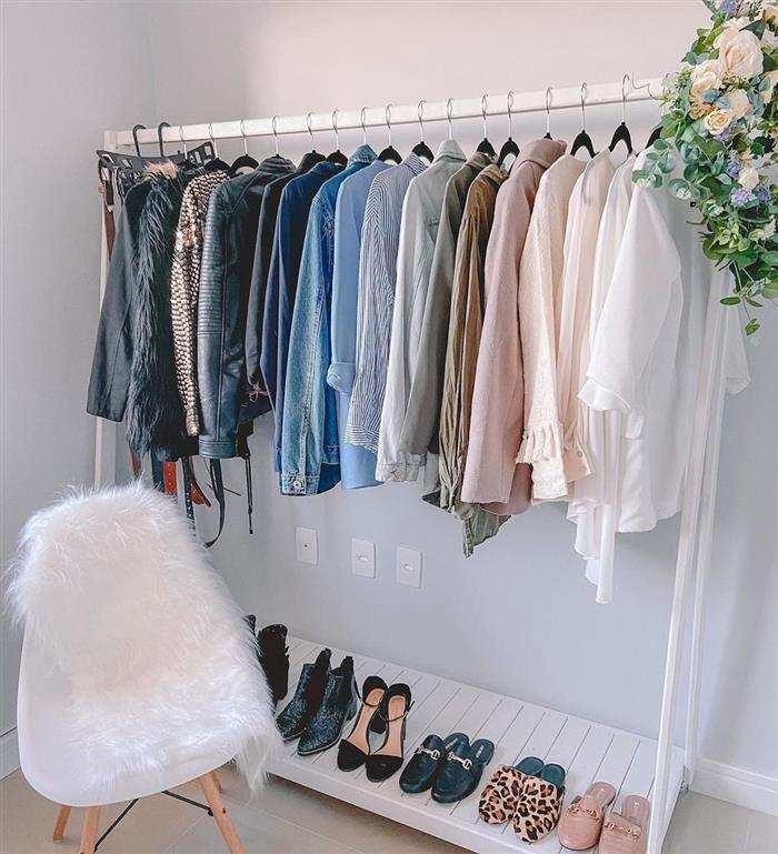 Organizador com roupas e sapatos