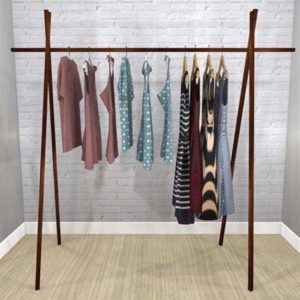 arara de roupas em madeira