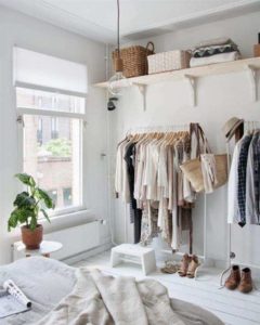 arara de roupas fixa na parede