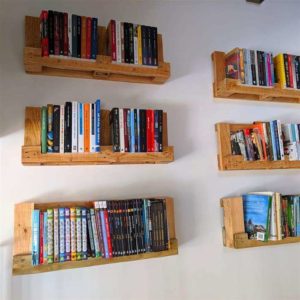 prateleira de livros com paletes