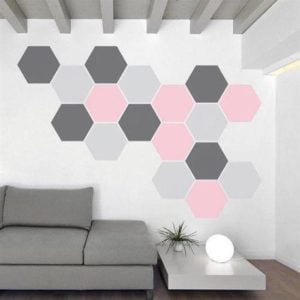 parede pintada com fita com rosa