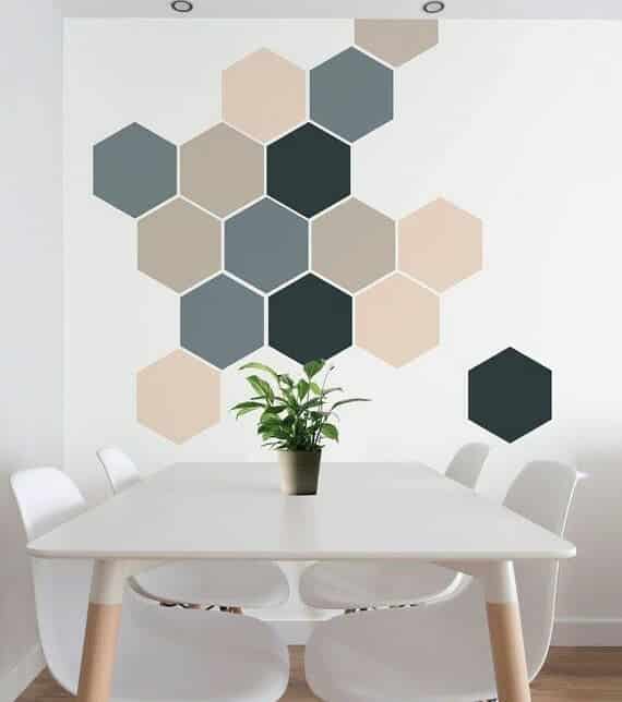 parede pintada com fita hexagonos