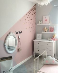 parede pintada com fita rosa