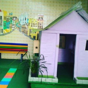 casinha de boneca com caixa de leite