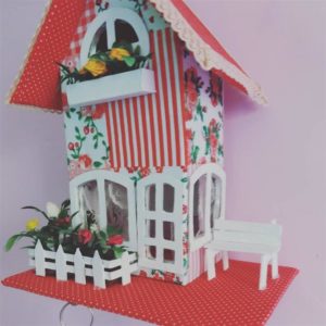 casinha de boneca feita com caixas de leite