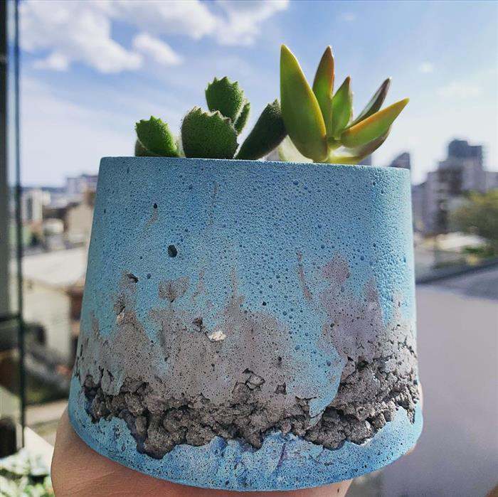 vaso de cimento com pedrinhas