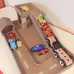 pista de carrinhos de papelão