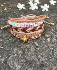 pulseira com letrinhas