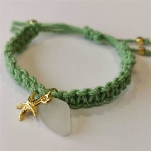 pulseira de linha de croche com nome