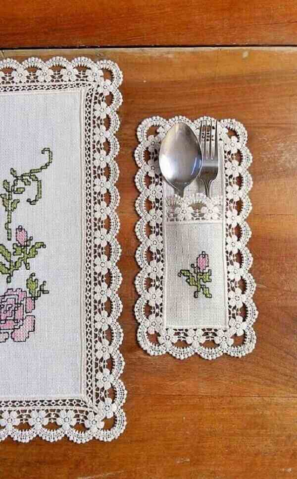 O-porta-talheres-de-tecido-pode-seguir-o-mesmo-bordado-da-toalha-de-mesa.-Fonte-Pinterest-1