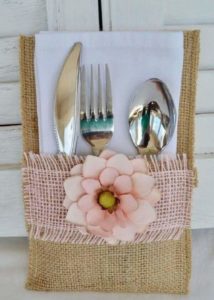 Porta-talheres-de-tecido-juta-para-decoração-rústica.-Fonte-Etsy