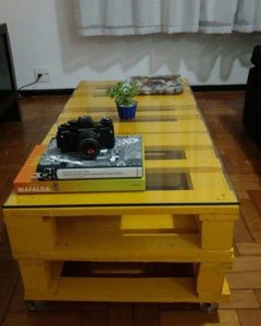 mesa de centro de paletes com vidro