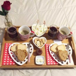 Como fazer um café da manhã romântico e inesquecível