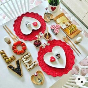 como fazer uma mesa de cafe da manha romantico