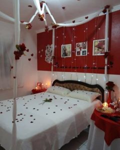 surpresa para namorado no quarto simples