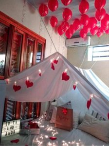 surpresa para namorado no quarto simples e barata