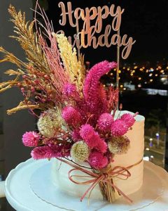 bolos decorados com flores secas