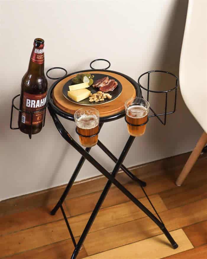 mesa com petiscos e cerveja