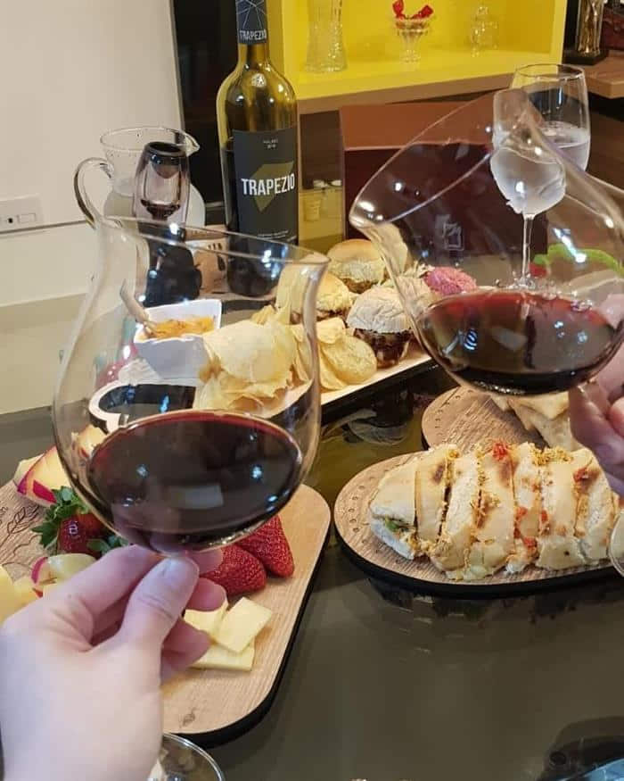 mesa de petiscos com vinho