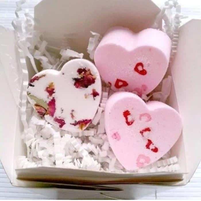 sabonete artesanal com petalas de rosas