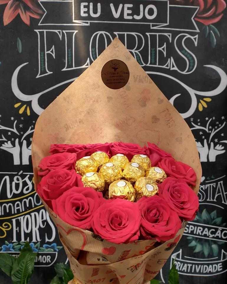 buquê de Ferrero Rocher com rosas