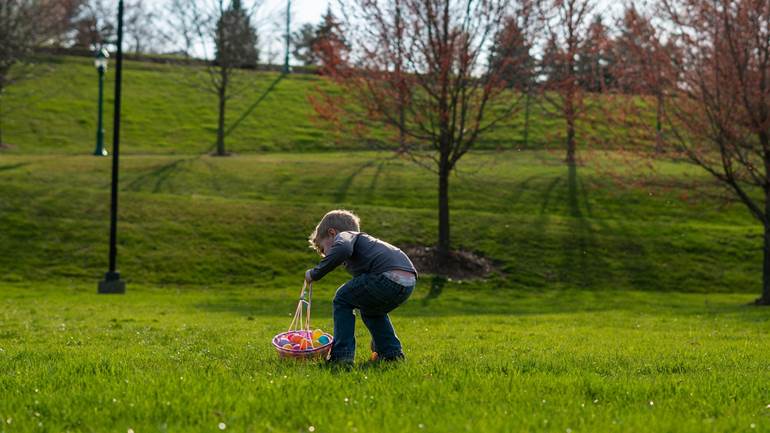 Charadas para caça ao ovo de Páscoa no jardim