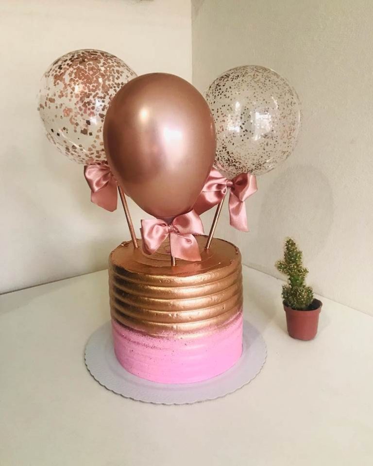 Bolo com balão personalizado em cima: modelos femininos e masculinos