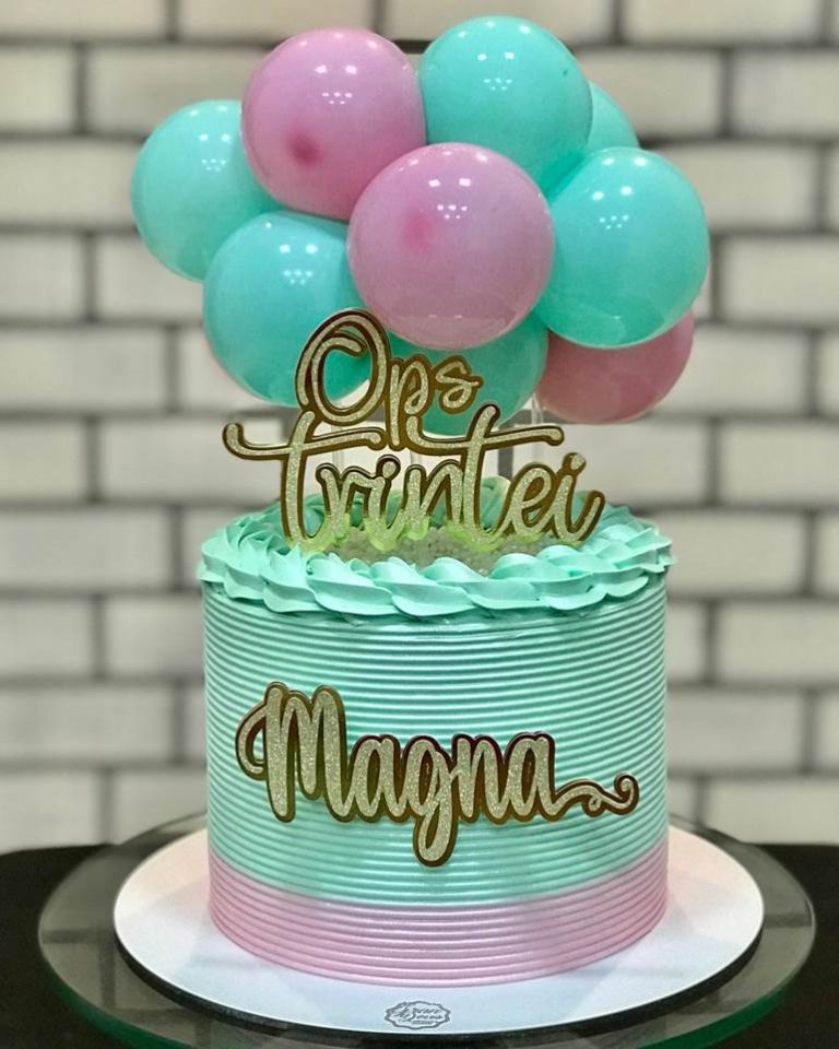 Bolo com balão personalizado em cima: modelos femininos e masculinos