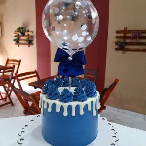 Bolo com balão personalizado em cima: modelos femininos e masculinos