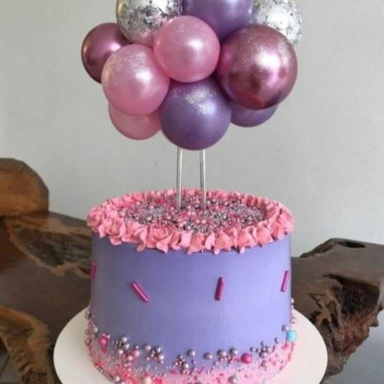 Bolo com balão personalizado em cima: modelos femininos e masculinos