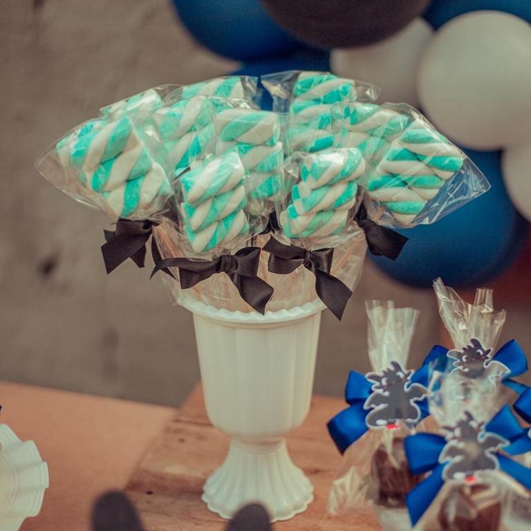 Decoração com marshmallow ideias com palito, jujubas, bolo e mais