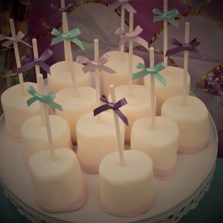 Decoração com marshmallow ideias com palito, jujubas, bolo e mais