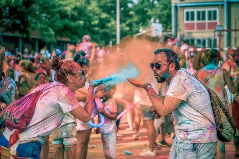 Festa com pessoas jogando pó colorido