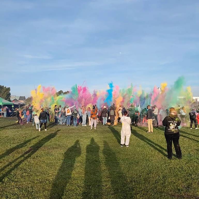Festival das cores em ambiente aberto