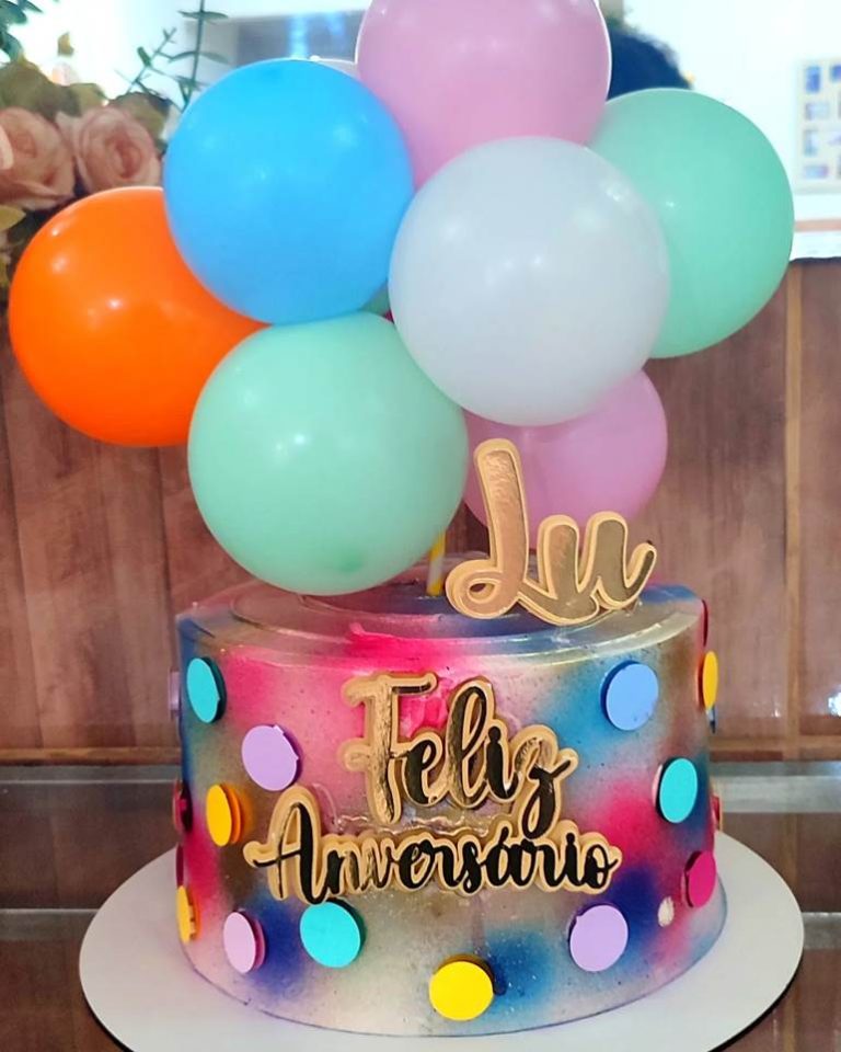 Bolo com balão personalizado em cima: modelos femininos e masculinos