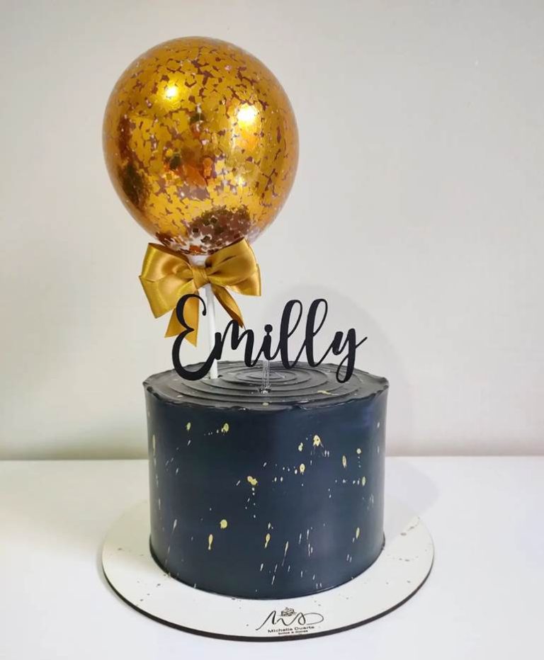 Bolo com balão personalizado em cima: modelos femininos e masculinos
