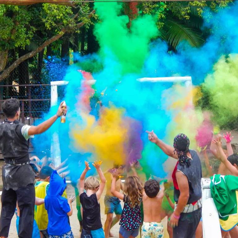 Festa com pó colorido e crianças