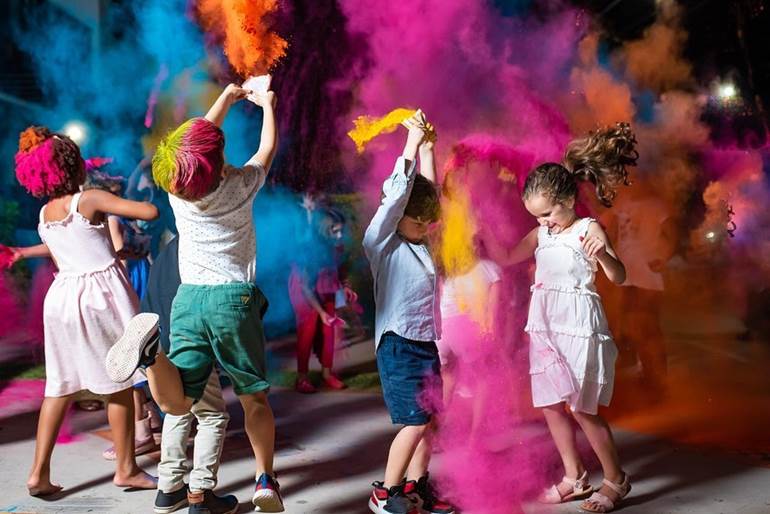 Festa com pó colorido educação infantil