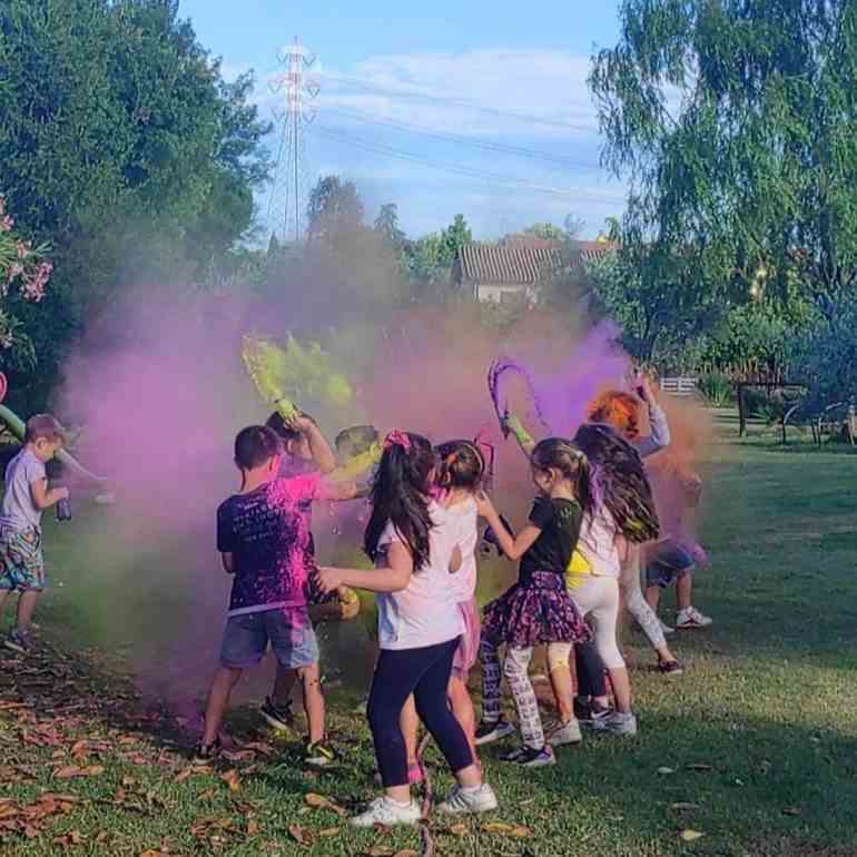 Festa com pó colorido infantil