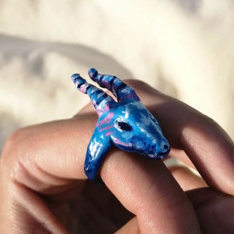 Anel de animal com chifres azul