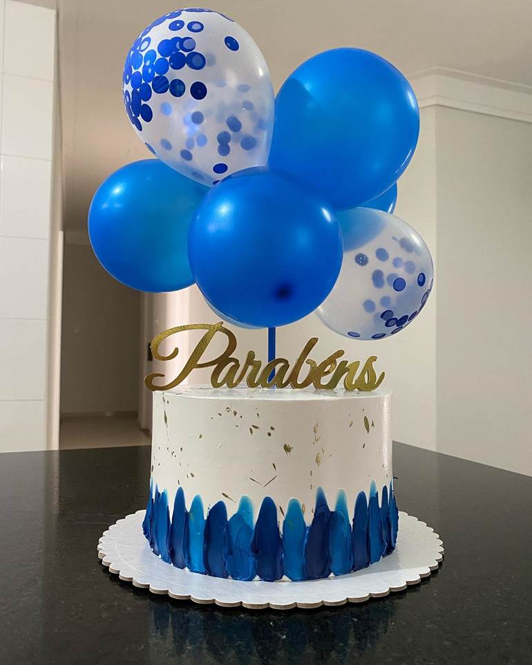 Bolo de aniversário azul e branco